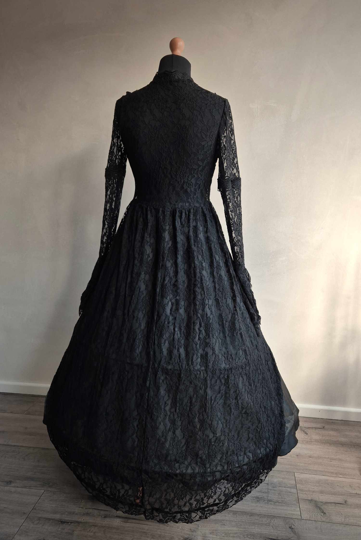 Überkleid schwarze Witwe Spitze