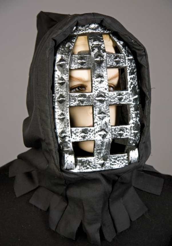 Horror Maske hinter Gitter
