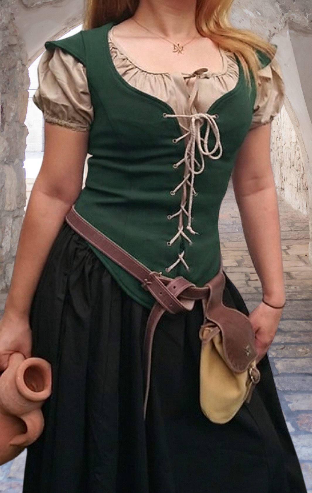 Mieder mit Schulterklappen