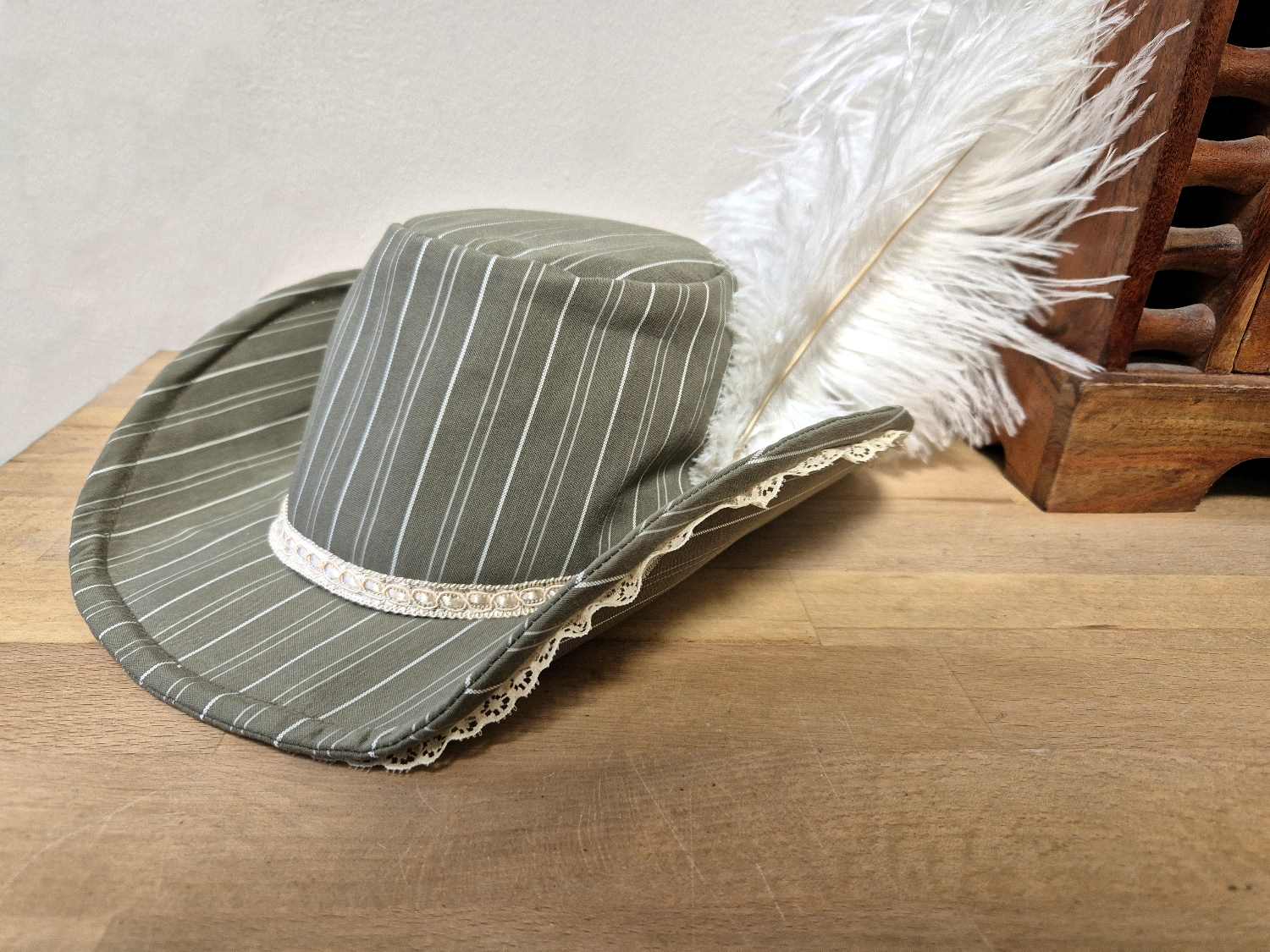 zylinder, jaenette, haarschmuczylinder, jeanette, grün mit streifen haarschmuck, mit feder, viktorianischk, mit feder, viktorianisch