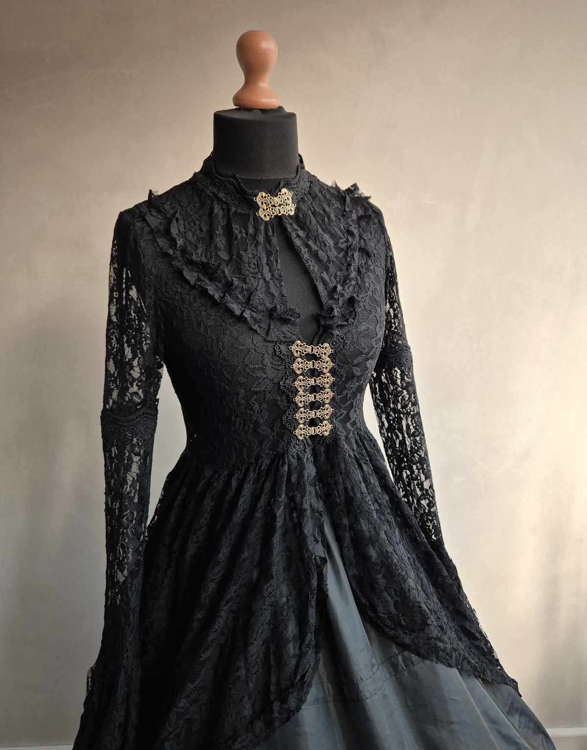 Überkleid schwarze Witwe Spitze