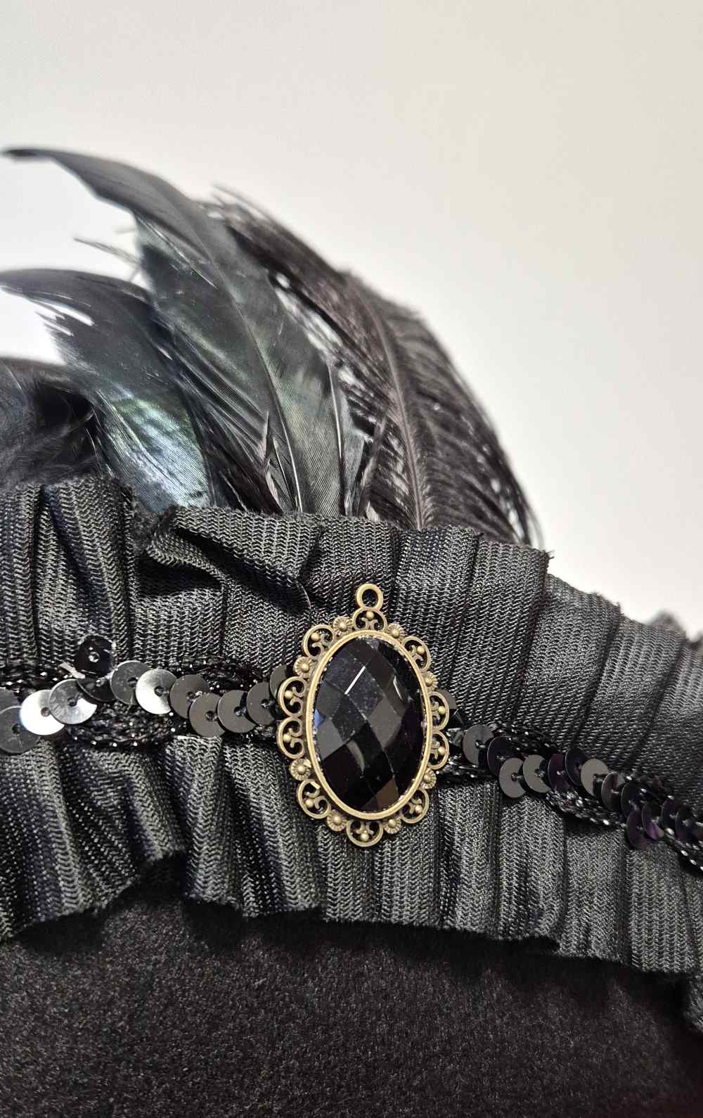 Dreispitz Faltenborte verziert Damen