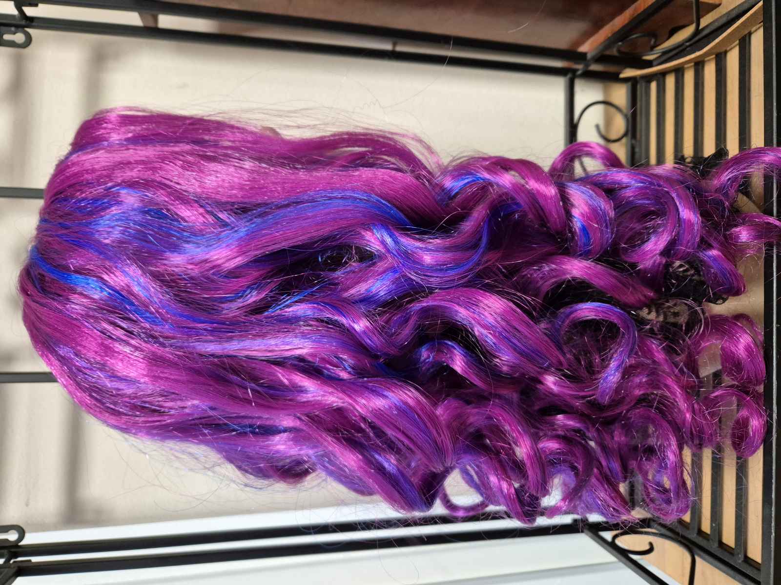 Perücke Langhaar Locken lila- pink