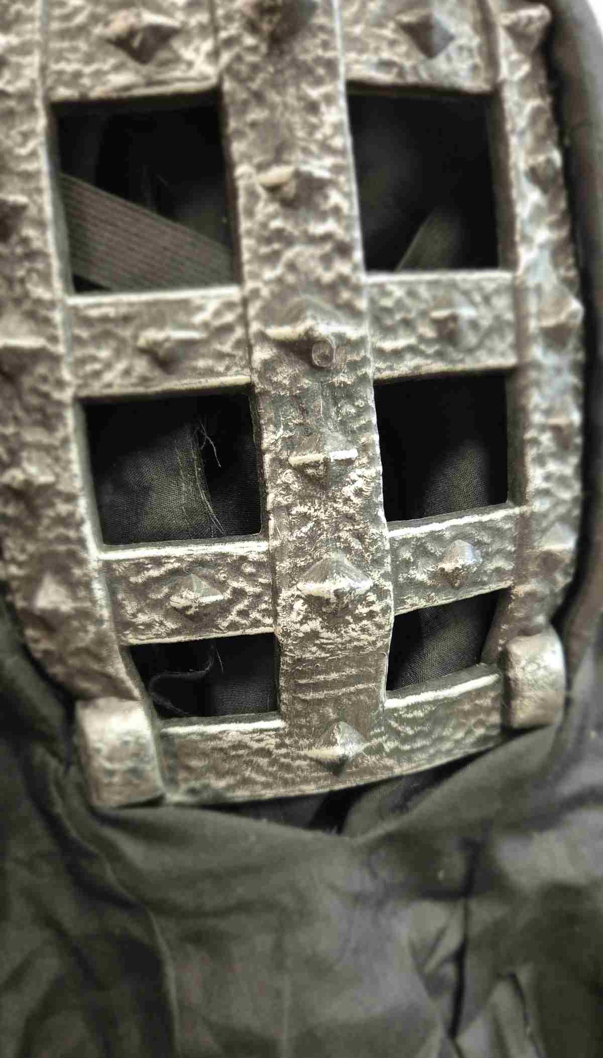 Horror Maske hinter Gitter