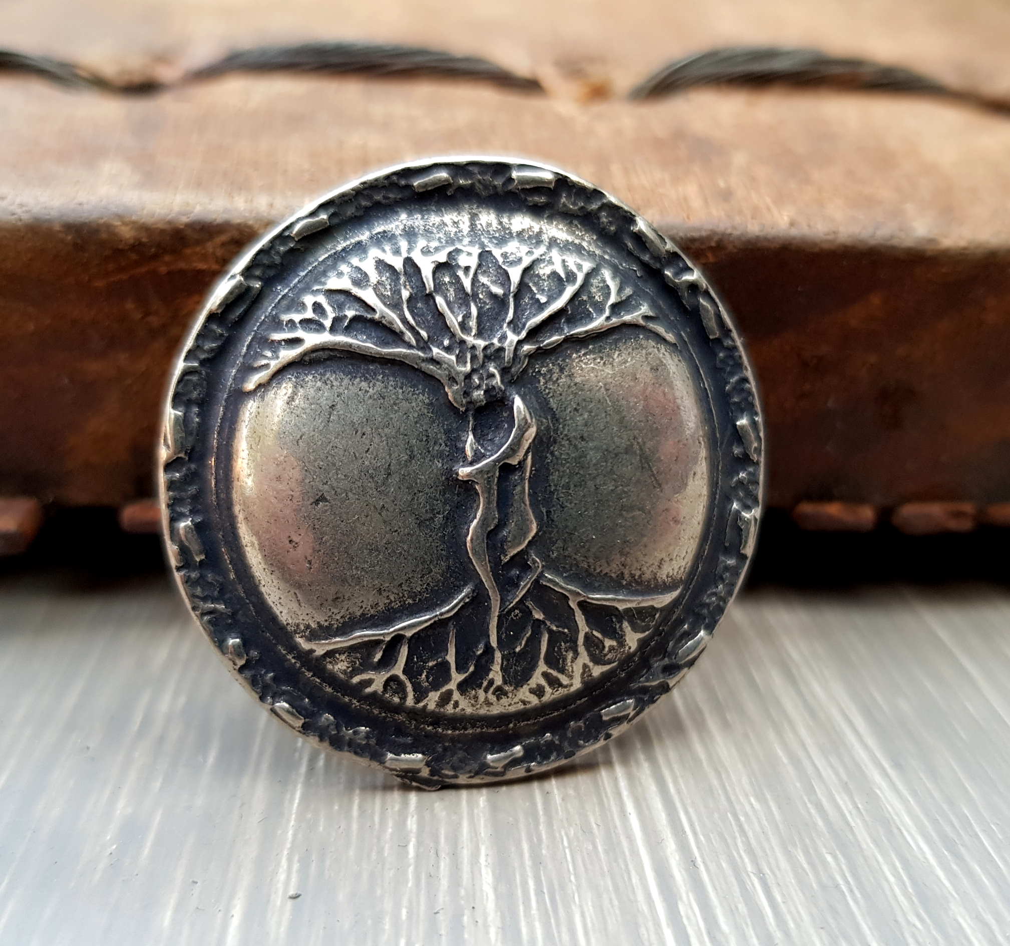 ziernieten-lebensbaum-esoteric-lederaccessoire