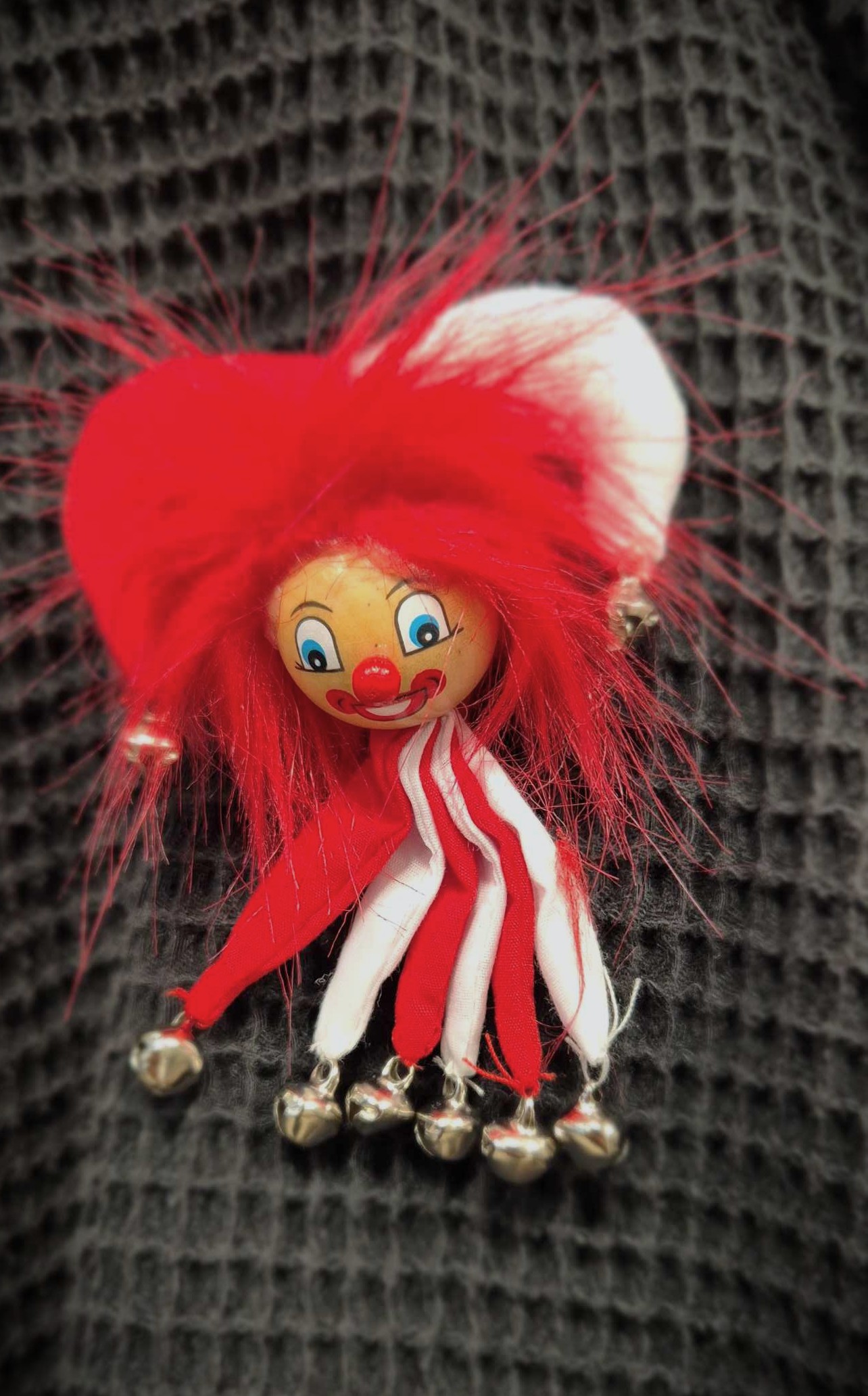 Brosche lustiger Clown rot-weiss