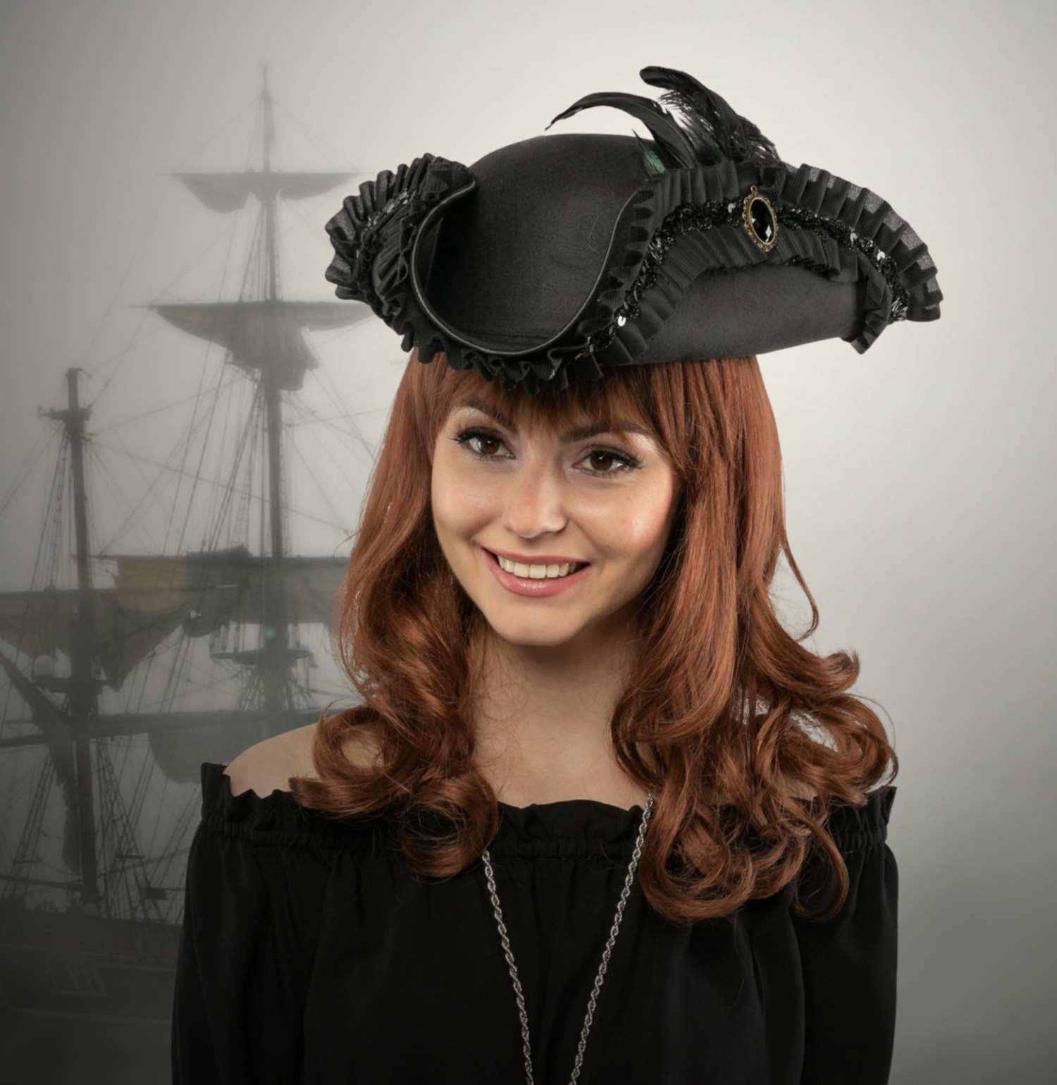 Dreispitz Faltenborte verziert Damen