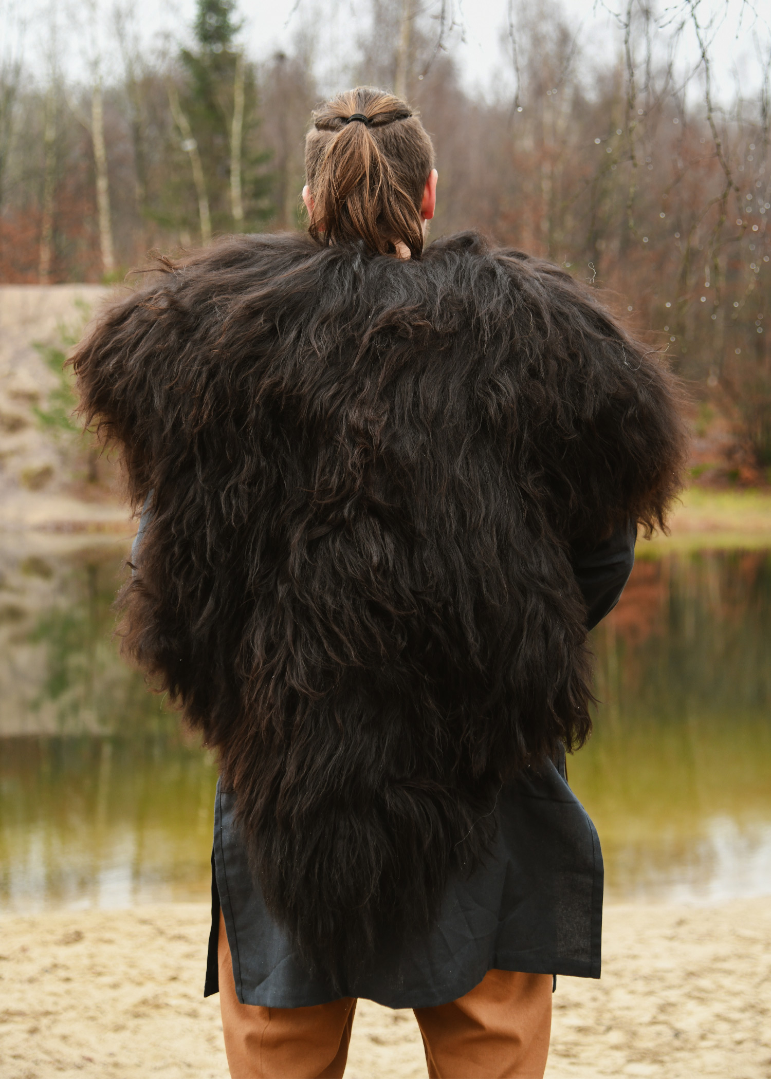 Fell-cape-john-schnee-mittelalter-schulterfell_fellumhang_fell_berserker_gewandung