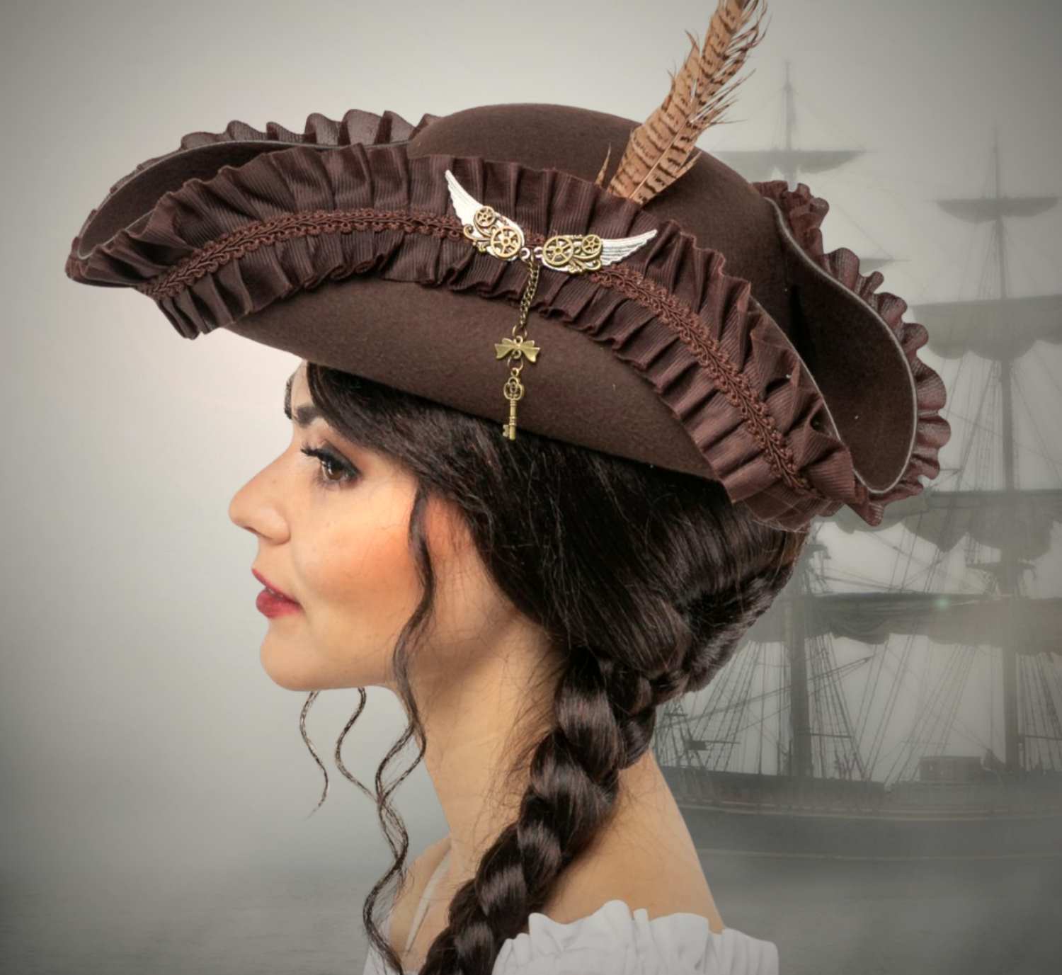 Dreispitz Faltenborte Damen braun