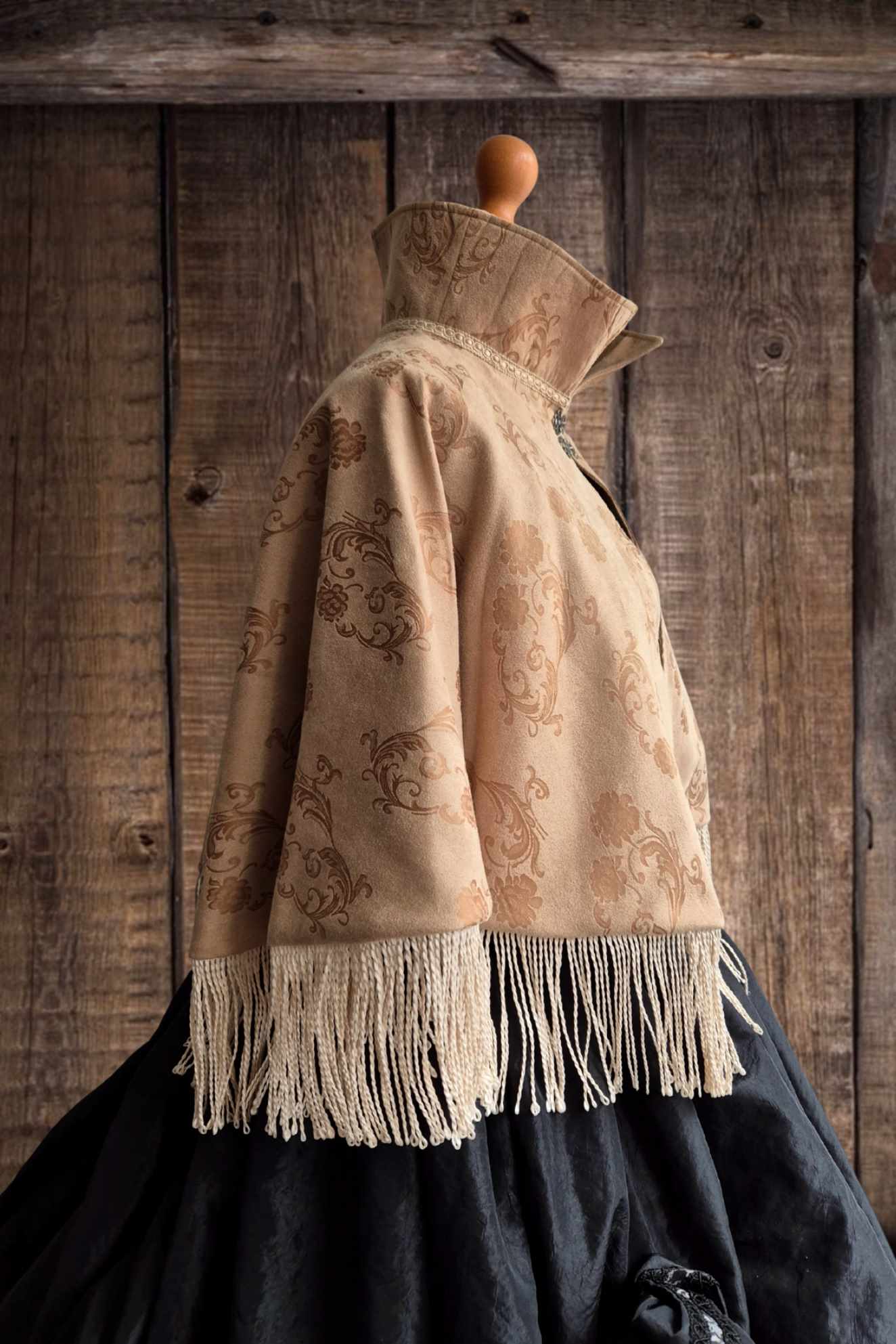 19.Jahrhundert-steampunk-kleidung-kostuem cape western steampunk 19. jahrhundert fransen beige muster