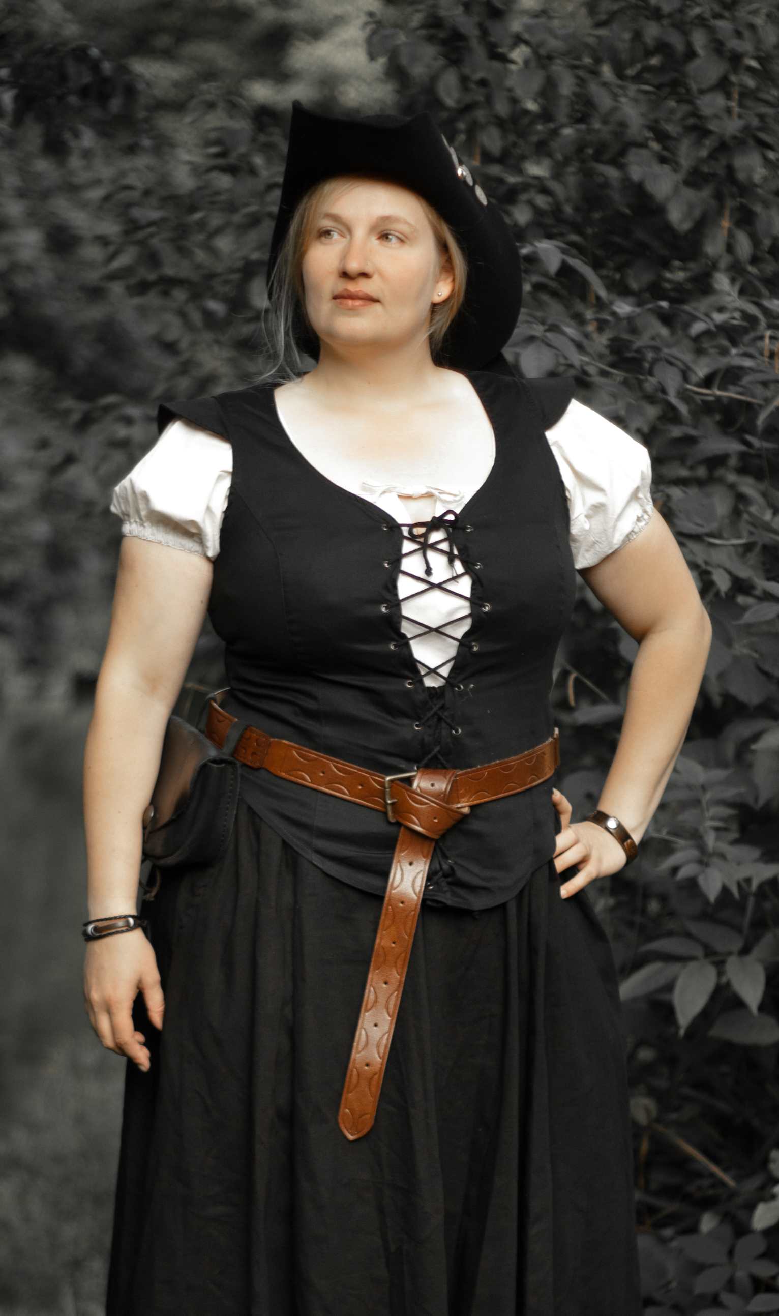 Mieder mit Schulterklappen