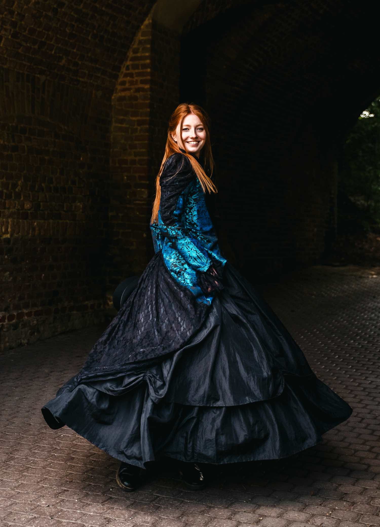 ballrock-schwarz-ball-gothic-steampunk-burlesquer-stil