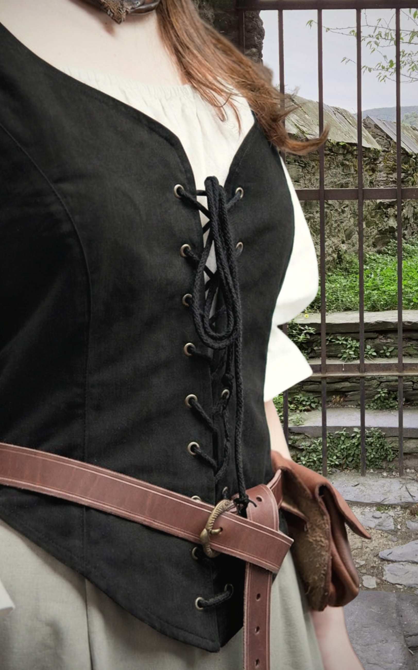 Mieder mit Schulterklappen