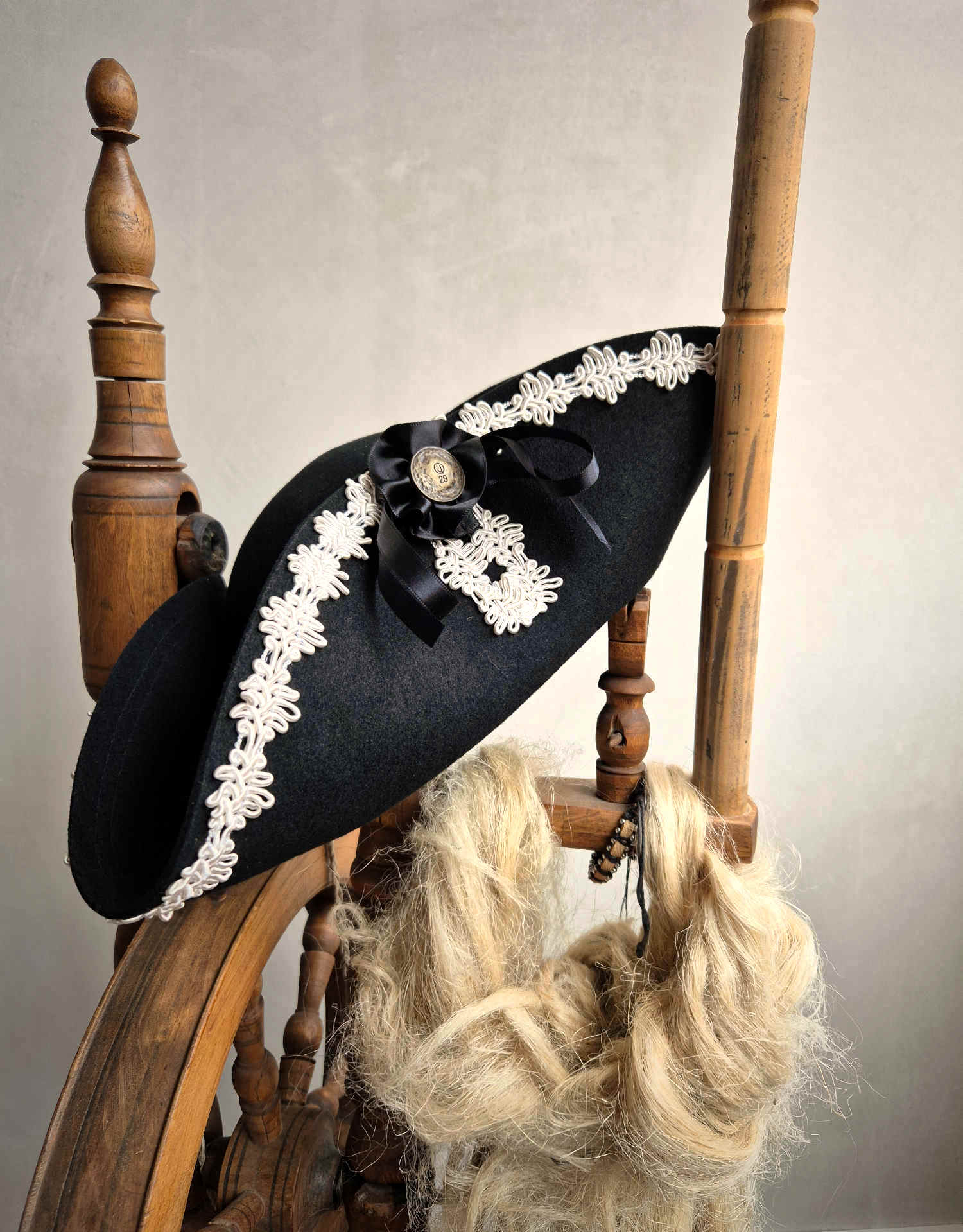 Dreispitz mit Schlingen Borte