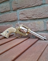 Colt Peacemaker Revolver creme
