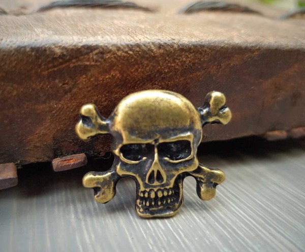 Zierniete Pirat Skull Bones